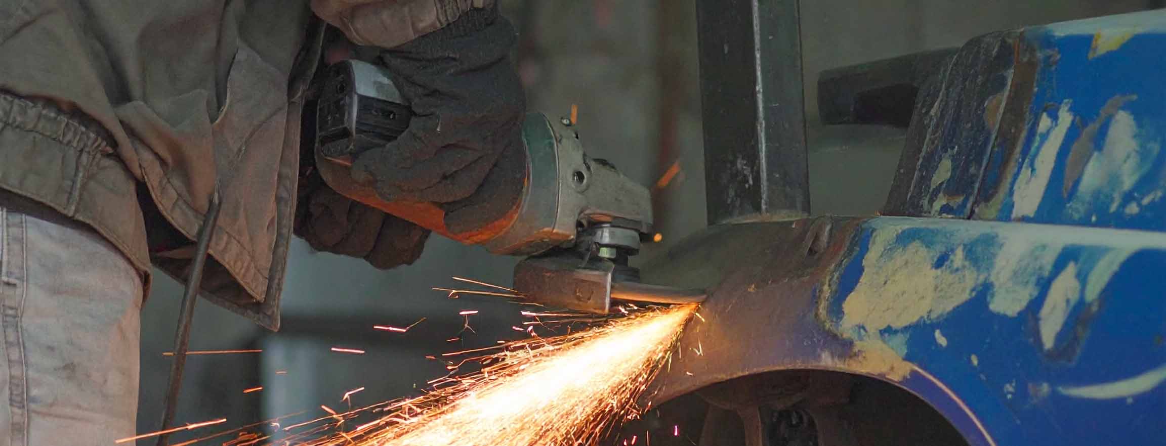 鈑金塗装は自社工場で行っています